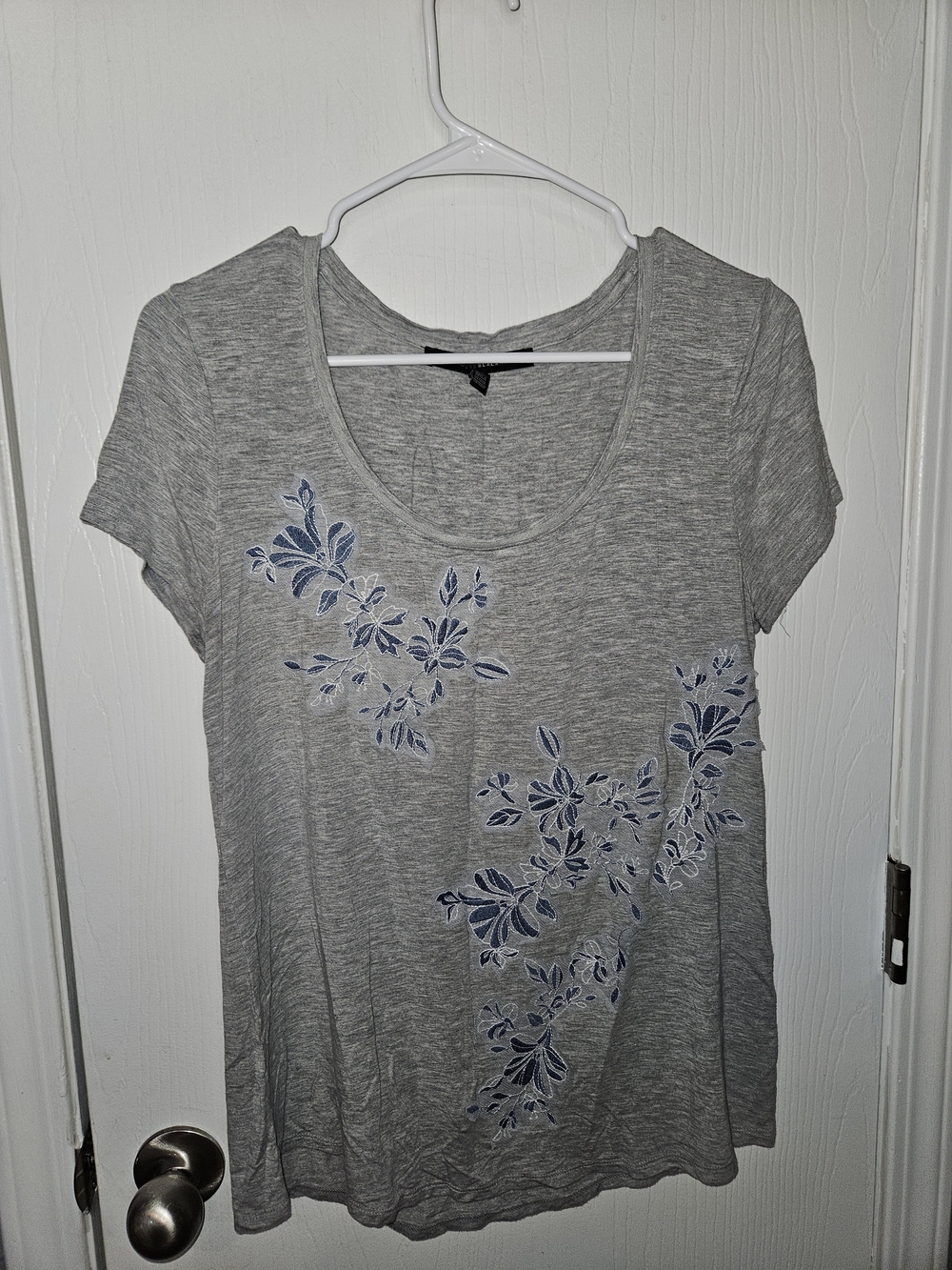 White House Black Market Gray Scoop Neck Tee with Blue Floral Applique